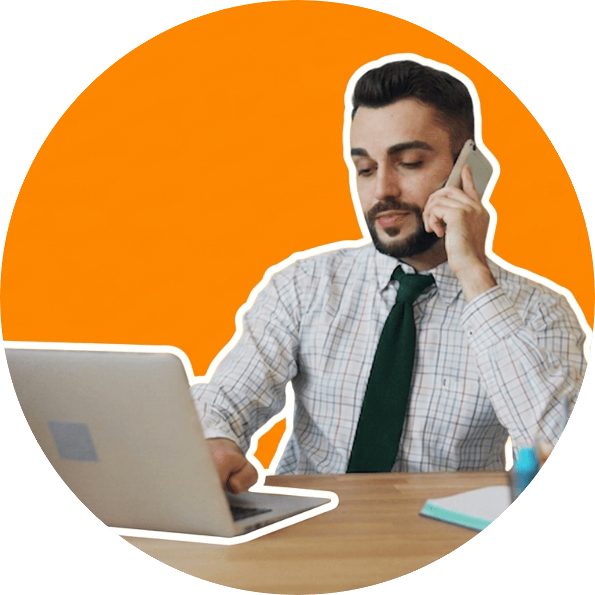 Homem de camisa e gravata ao telefone enquanto trabalha no notebook