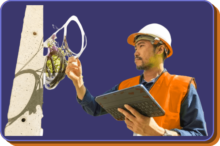 Técnico da LogLink de capacete trabalhando em um poste de fibra óptica